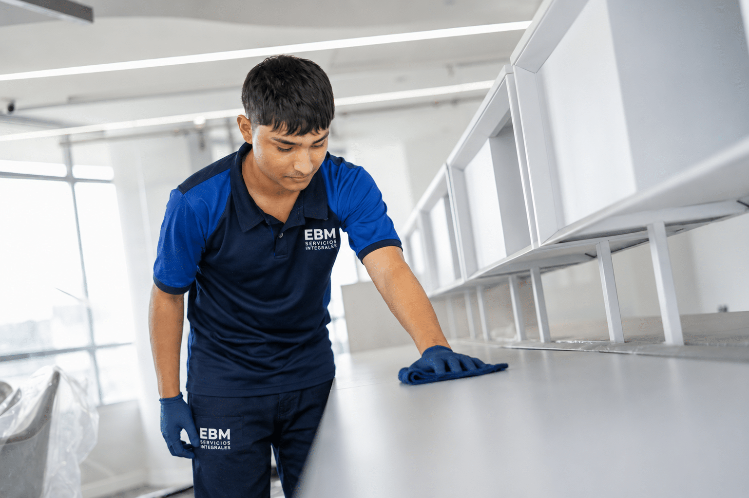 Personal de EBM limpiando mesa de una oficina