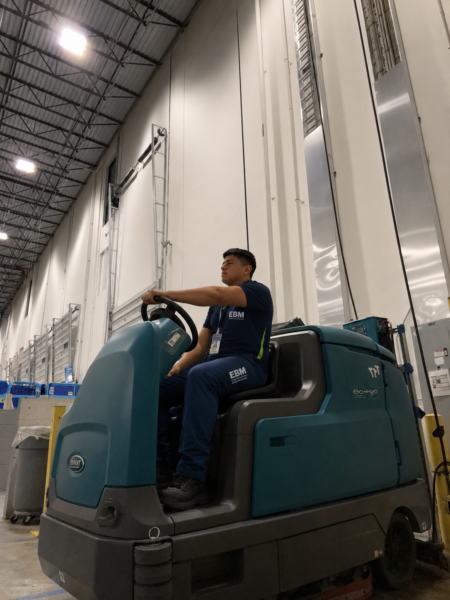 Limpieza profesional de pisos industriales en Ecuador